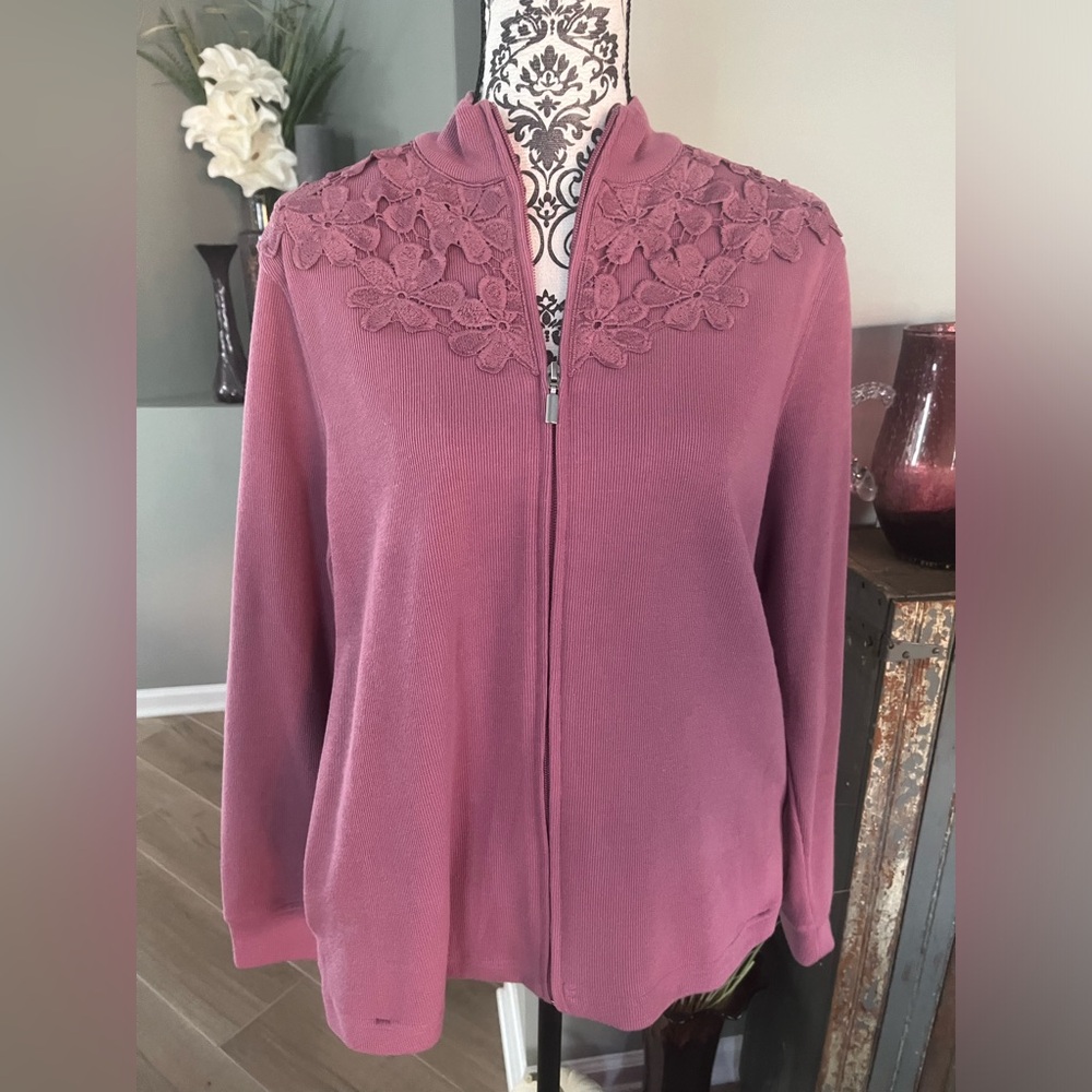 Specification size medium zip up top